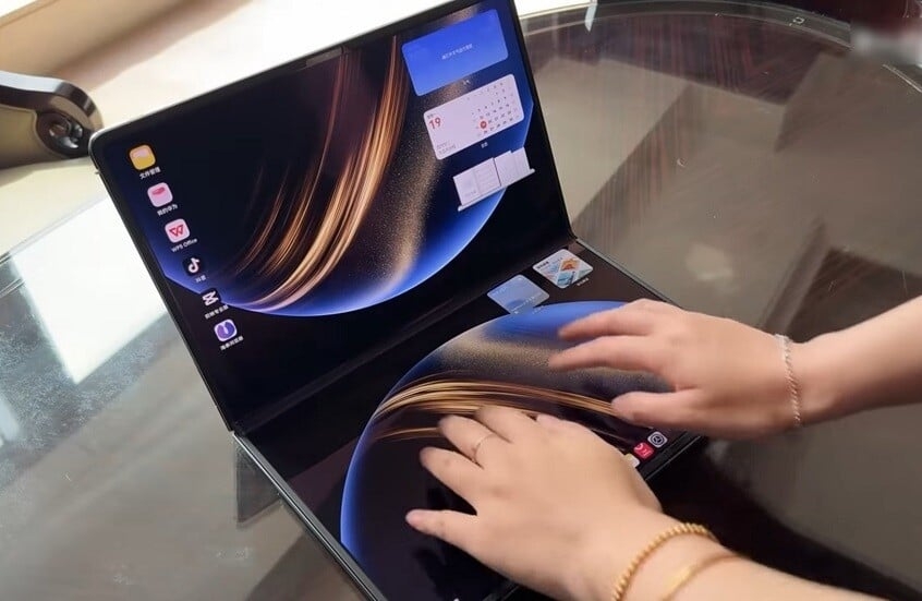 'هواوي' تطرح أول حاسب محمول في العالم مجهز بشاشة OLED قابلة للطي
