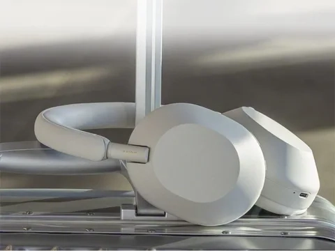 'سوني' تخطط لإطلاق مزدوج: WH-1000XM6 وXperia 1 VII