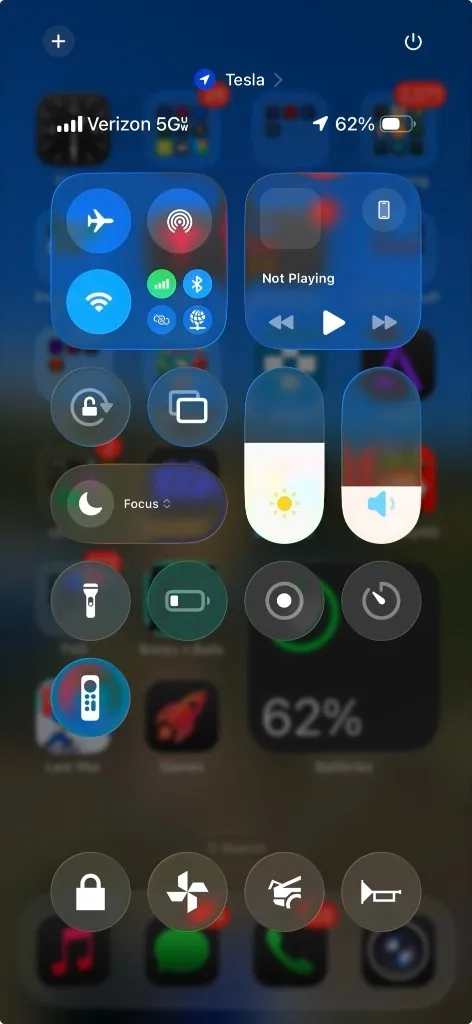 iOS 26 يواجه انتقادات بسبب تصميم Liquid Glass وضعف وضوح النصوص