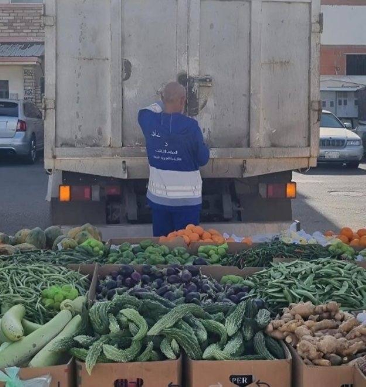 أمانة جدة تتعقب البيع العشوائي بالعزيزية برصد 4.2 طن خضروات