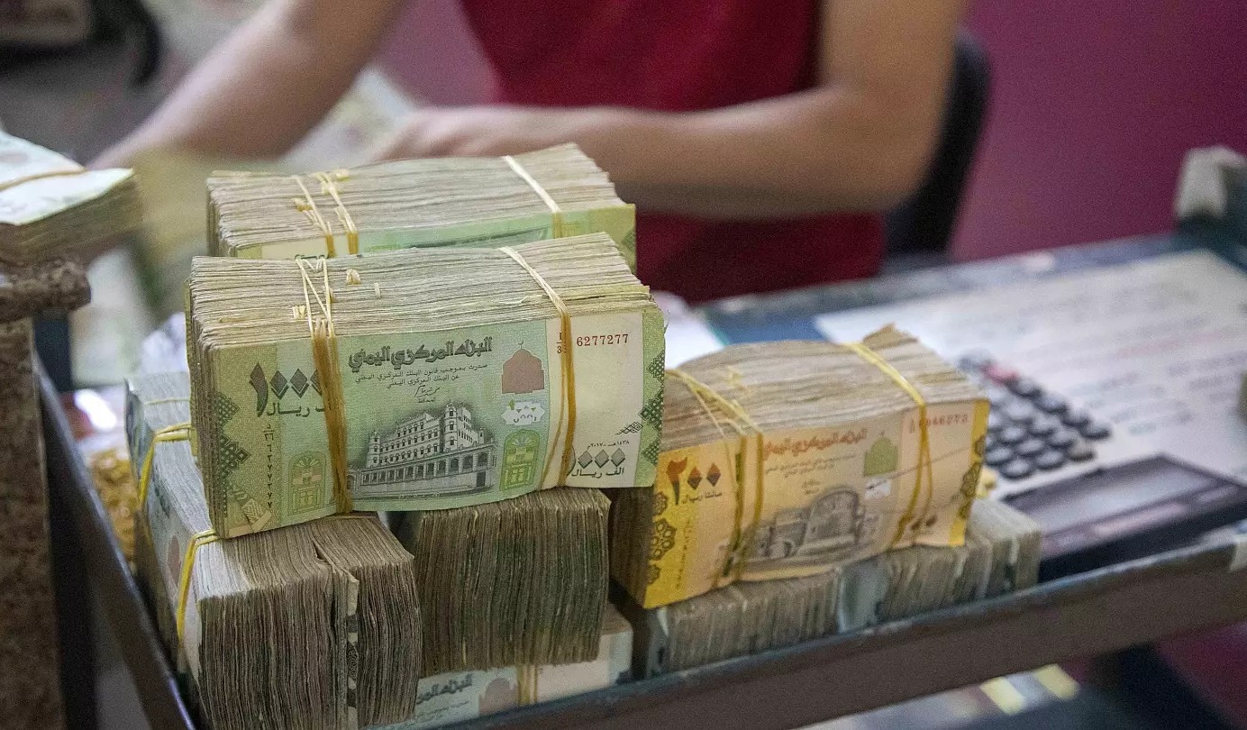 البنك المركزي اليمني عاجز عن لجم انهيار الريال.. ويتهم الصرافين