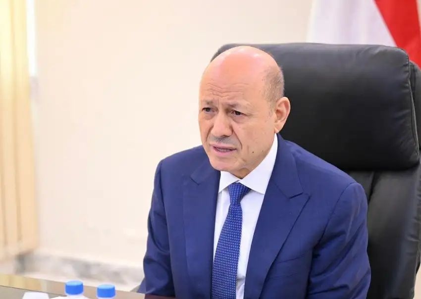 الرئيس العليمي يجتمع بقيادة تكتل الأحزاب ويتحدث عن تحديات لا يمكن تجاهلها