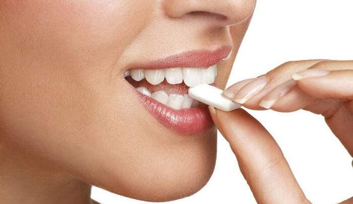 مخاطر مضغ العلكة على صحة الإنسان