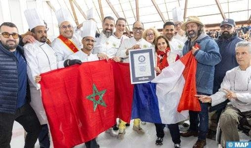 صانع حلويات مغربي يدخل موسوعة غينيس بأطول كعكة فراولة في العالم