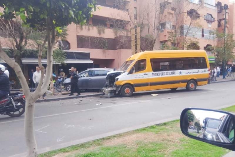 حادثة سير مروعة بين سيارة خفيفة و »طاكسي » وسيارة للنقل المدرسي على مستوى شارع عبد الكريم الخطابي (صور)