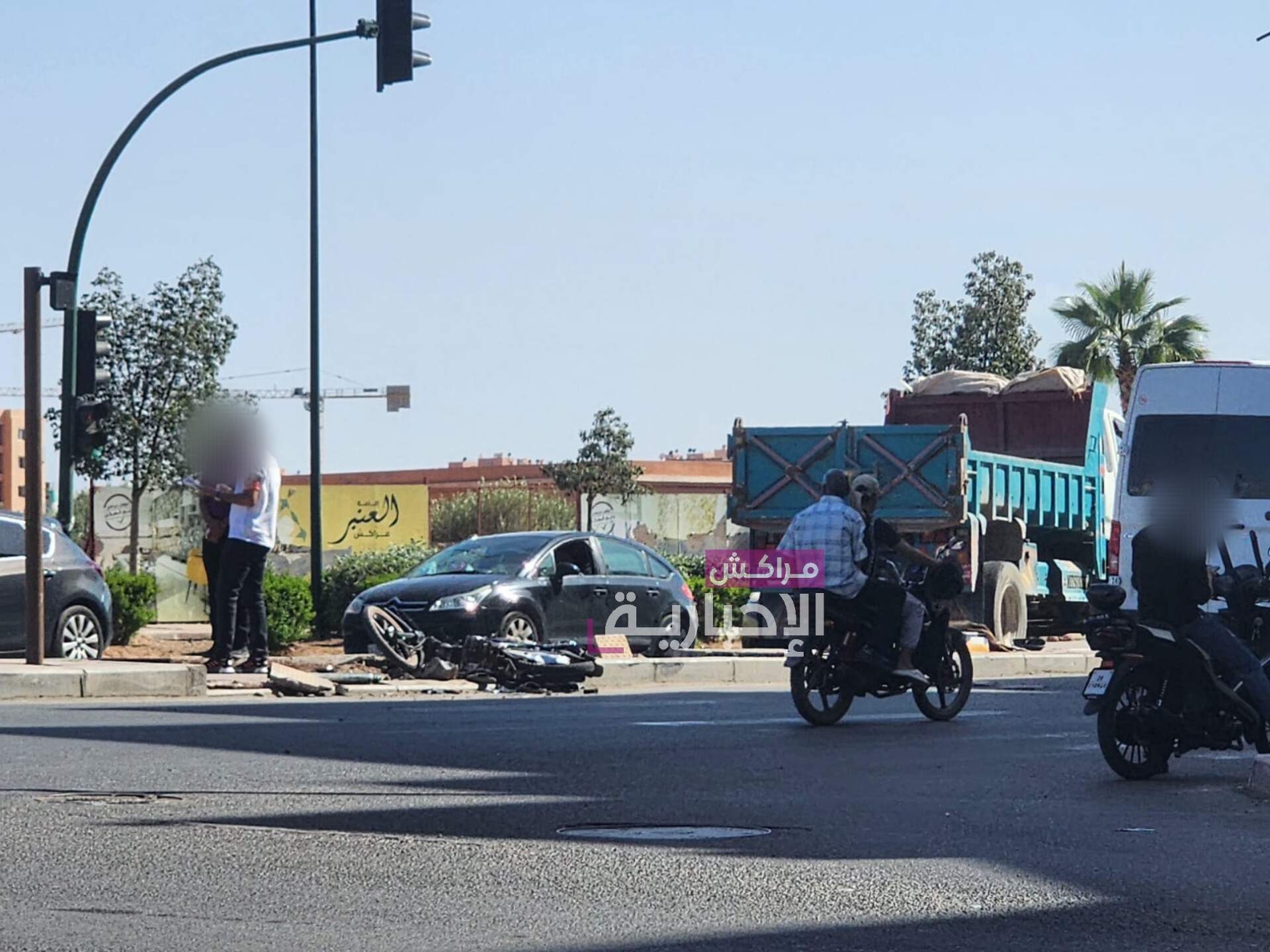 حادثة سير بين شاحنة ودراجة نارية تسفر عن إصابة خطيرة في المحاميد
