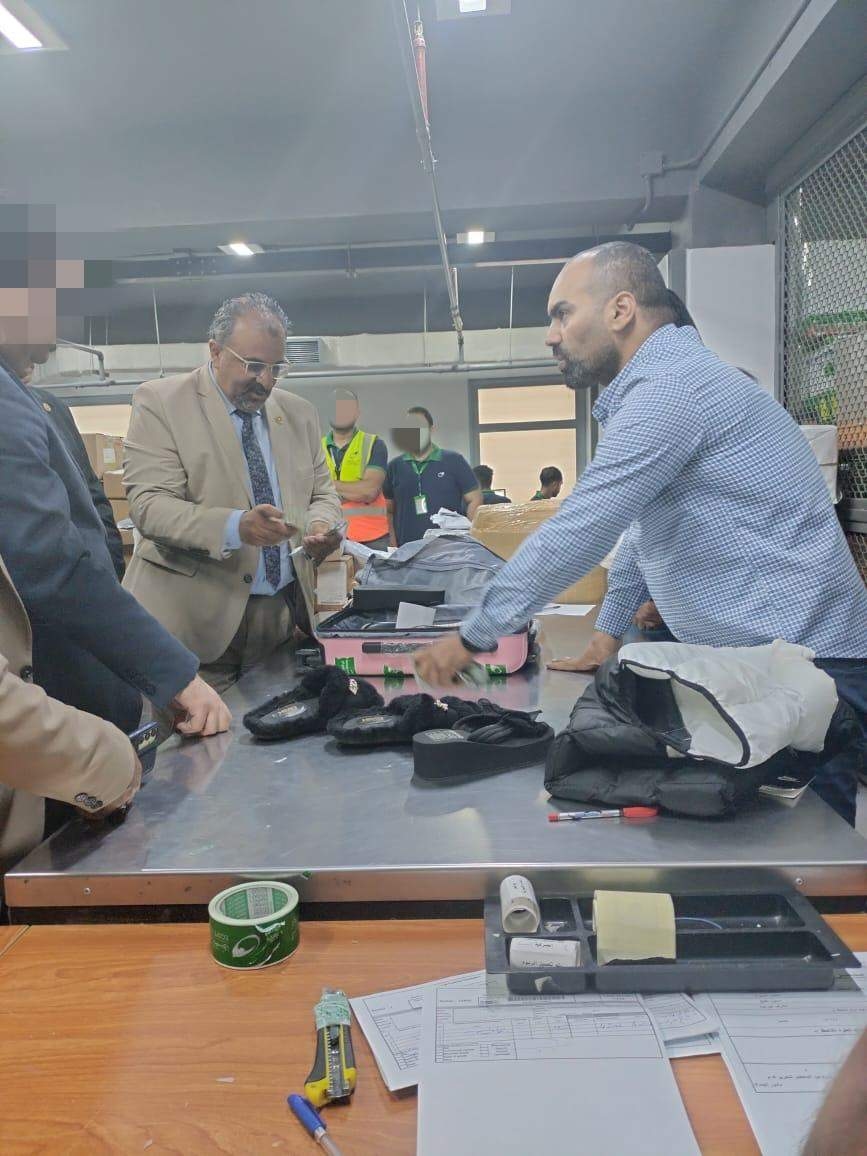 الجمارك المصرية تجهض محاولة تهريب 3000 دولار داخل طرد قادم من المغرب