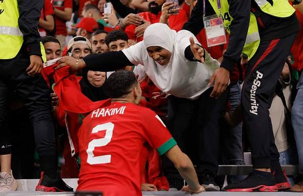 الجماهير المغربية تهيمن على موقع الكرة الذهبية وتقود حكيمي إلى صدارة الترتيب