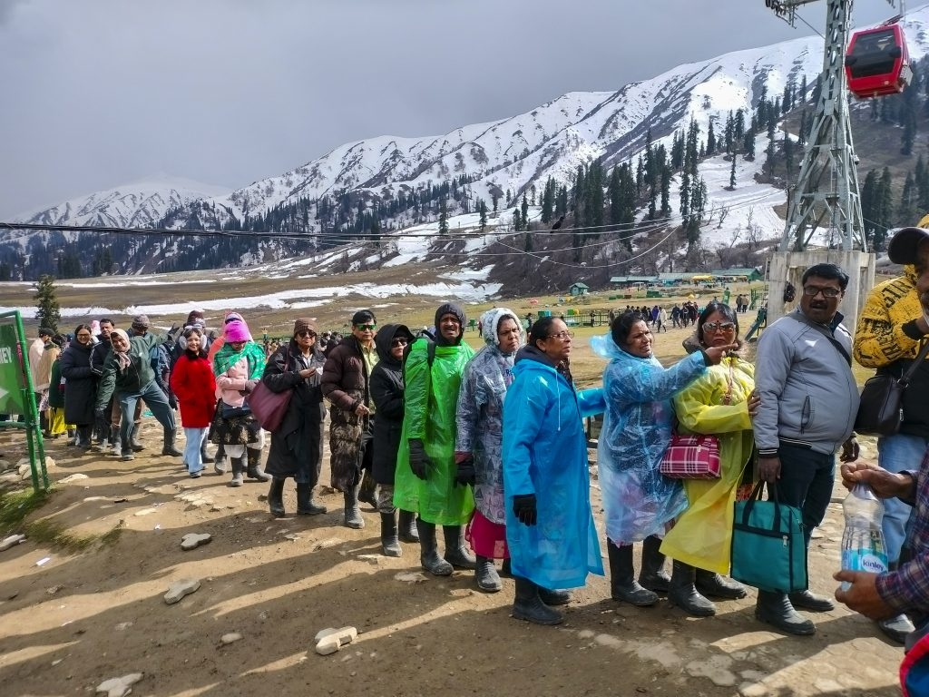 Discrepancies, Data and the Myth of Kashmir's Tourism ‘Boost': An RTI Raises More Questions