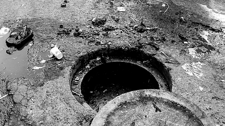 Following Backlash, Delhi PWD Removes Photos of People Cleaning Drains Without Safety Gear