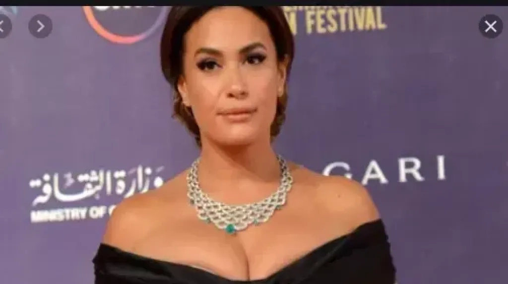 نعي هند صبري لزوجة نضال الشافعي يثير الجدل.. والفنانة توضح سبب الخطأ