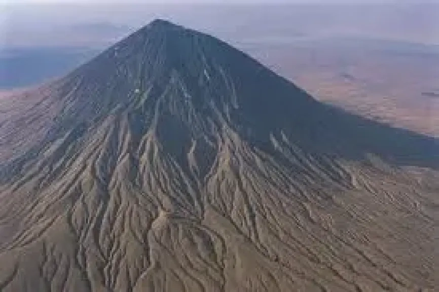 البركان الأسود.. الأغرب فى العالم يصدر حمما باردة تتحول للون الأبيض.. فما قصته؟