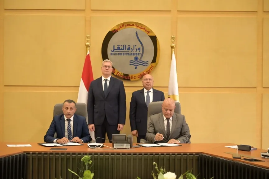 الصناعة والبترول يشهدا مراسم التوقيع منح التزام بناء وتطوير وتشغيل واستغلال وصيانة وإعادة البنية الفوقية بميناء الدخيلة