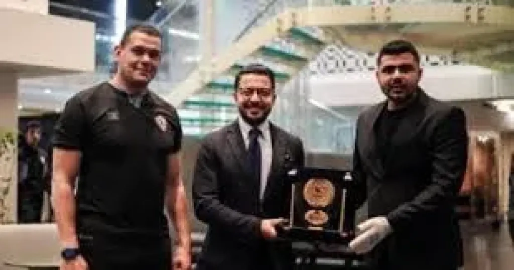 الزمالك يكرم قنصل مصر في جنوب إفريقيا ويهديه درع النادي
