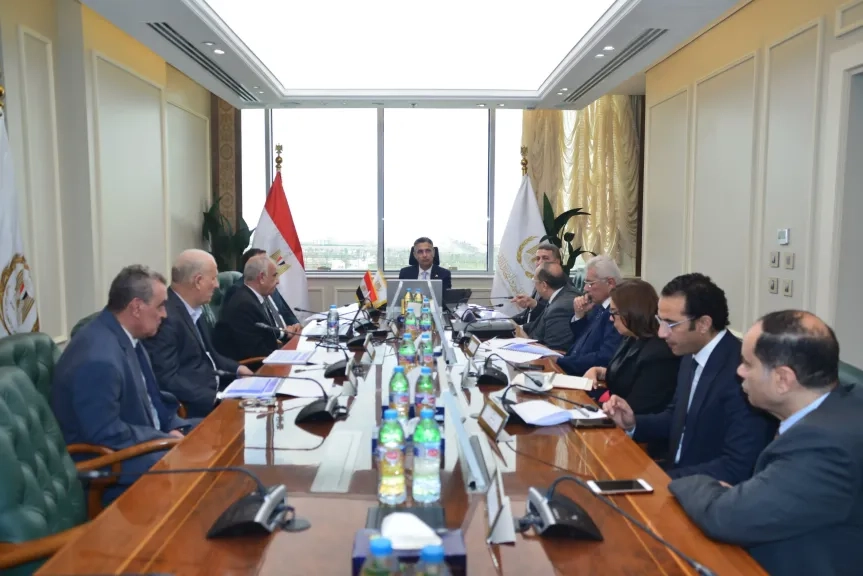 وزير التموين يعقد اجتماعًا مع شركة الإسكندرية للزيوت والصابون لبحث خطط التوسع وتحقيق استقرار السوق.*