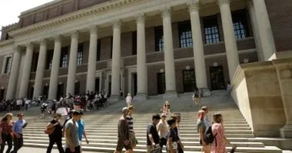 'لكسبريس': هجوم ترامب على الجامعات الأمريكية يتحول إلى حرب مفتوحة مع هارفارد