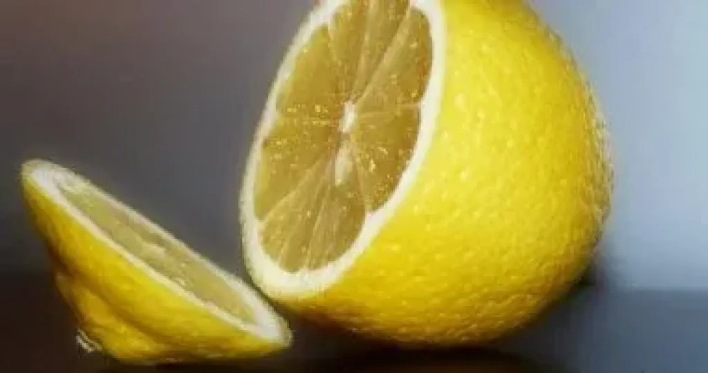 خلى بالك فى المطبخ.. تعملى إيه لو تناثرت قطرات ليمون فى عينيك أثناء عصرها