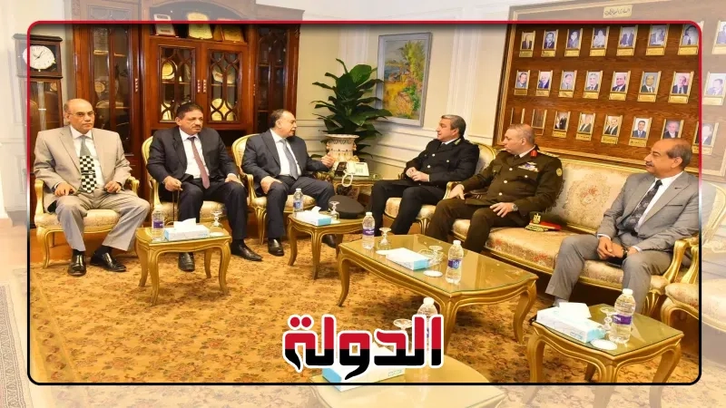 محافظ أسيوط ومدير الأمن يضعان إكليل الزهور على النصب التذكاري