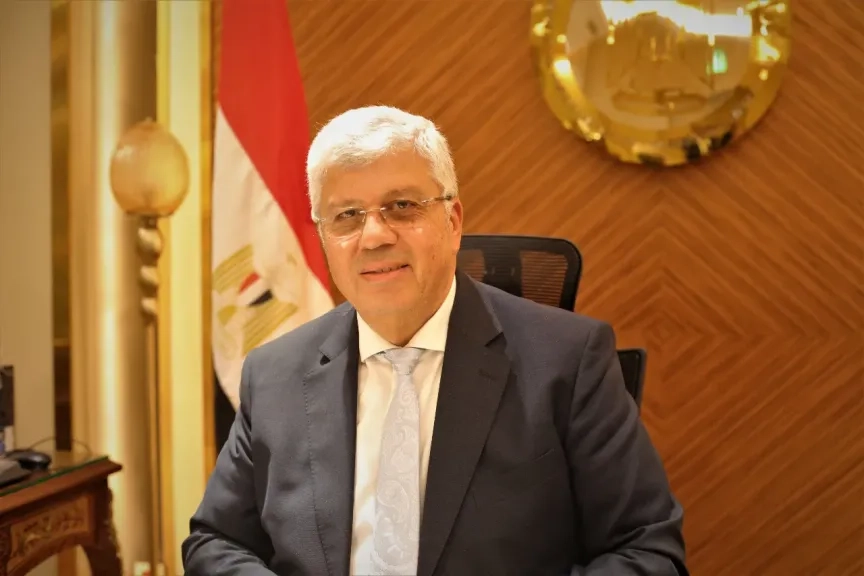 الدكتور أيمن عاشور يقدم التهنئة لقداسة البابا تواضروس الثاني وجموع الأخوة الأقباط بعيد القيامة المجيد