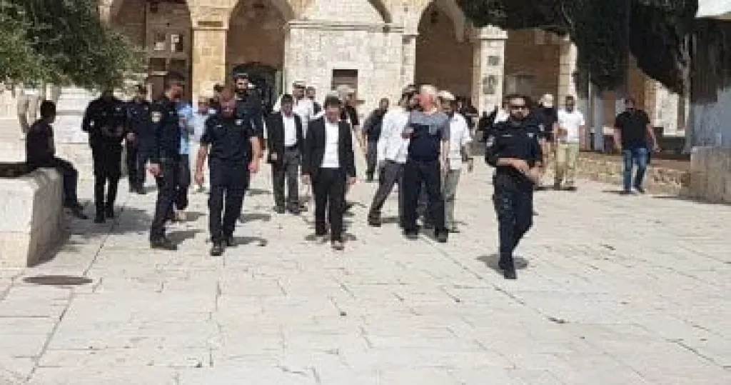 مستعمرون بقيادة المتطرف 'غليك' يقتحمون المسجد الأقصى بحماية من قوات الاحتلال