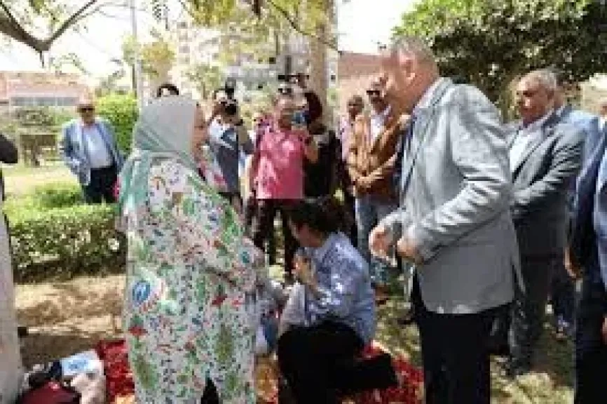 محافظ القاهرة يوزع الحلوى على المواطنين بحديقة الست خضرة فى حلوان