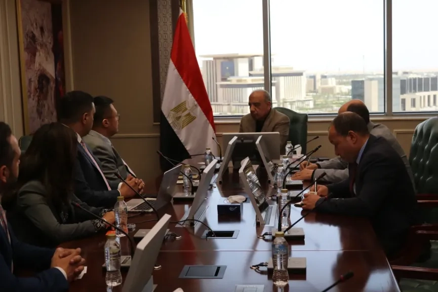 عصمت يبحث مع مجموعة سانجرو SUNGROW'الصينية تصنيع مهمات الطاقة المتجددة وبطاريات التخزين وأنظمة الشواحن الكهربائية