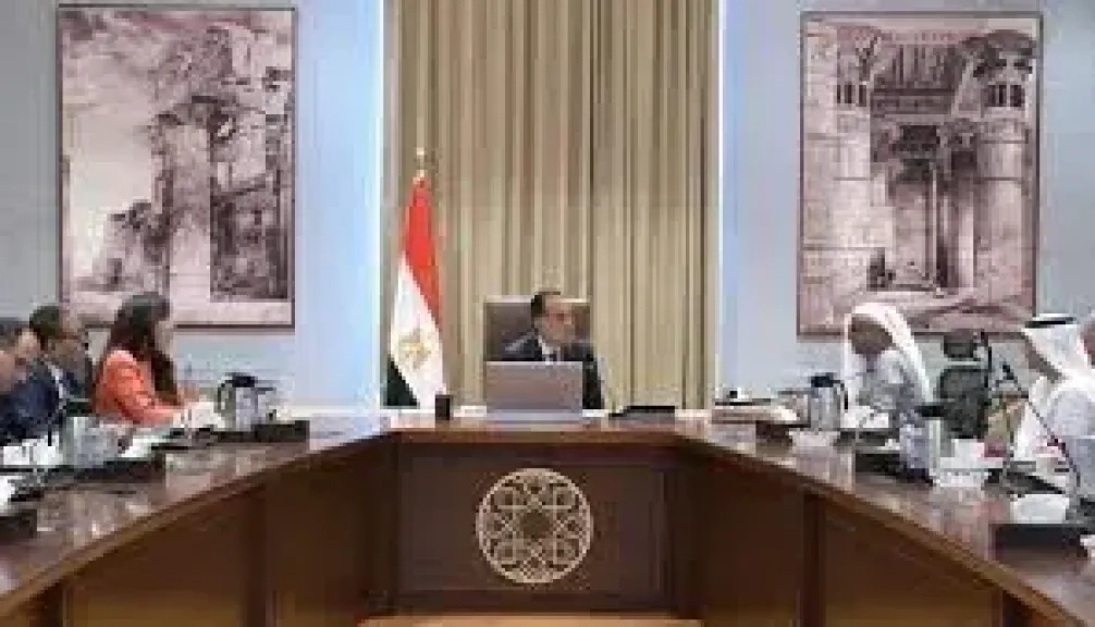 رئيس الوزراء يبحث تعزيز الشراكة مع القطاع الخاص بالمدارس الفنية المتخصصة