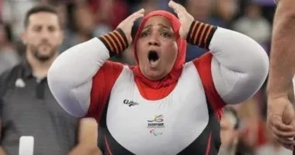 هزمت الإعاقة بالحديد.. نادية فكري 'بطلة' تتوهج ضد عقارب الزمن وأعباء الأمومة