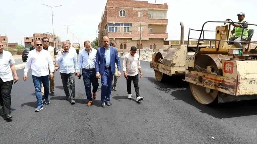 بتكلفة 20 مليون جنيه وبطول 4.2.كم محافظ الشرقية يتفقد رصف طريق أبو حاكم/ميت ابو علي بالزقازيق