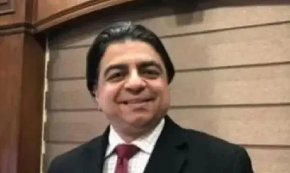 العين جامدة.. نجاة الدكتور جمال شعبان بعد انفجار إطار سيارته
