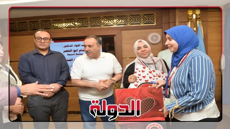 محافظ أسيوط يسلم 320 حاجًا من الجمعيات الأهلية تأشيرات السفر