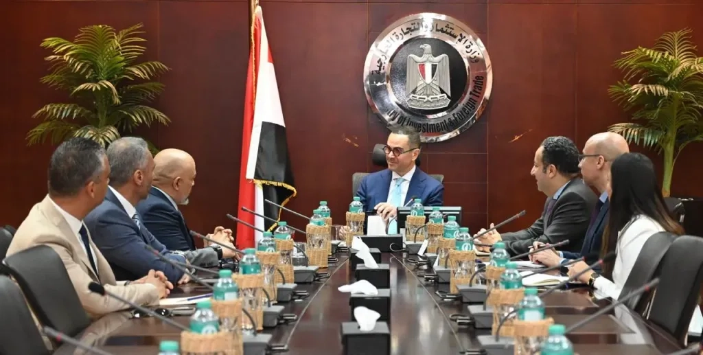 وزير الاستثمار والتجارة الخارجية يلتقي وفد شركة اتصالات مصر لاستعراض مشروعات الشركة الحالية والمستقبلية بالسوق المصري