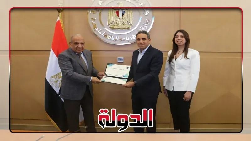 وزير الكهرباء يسلّم شهادات تأهيل 4 مشروعات لإنتاج الطاقة المتجددة وبيعها لمستهلكين صناعيين