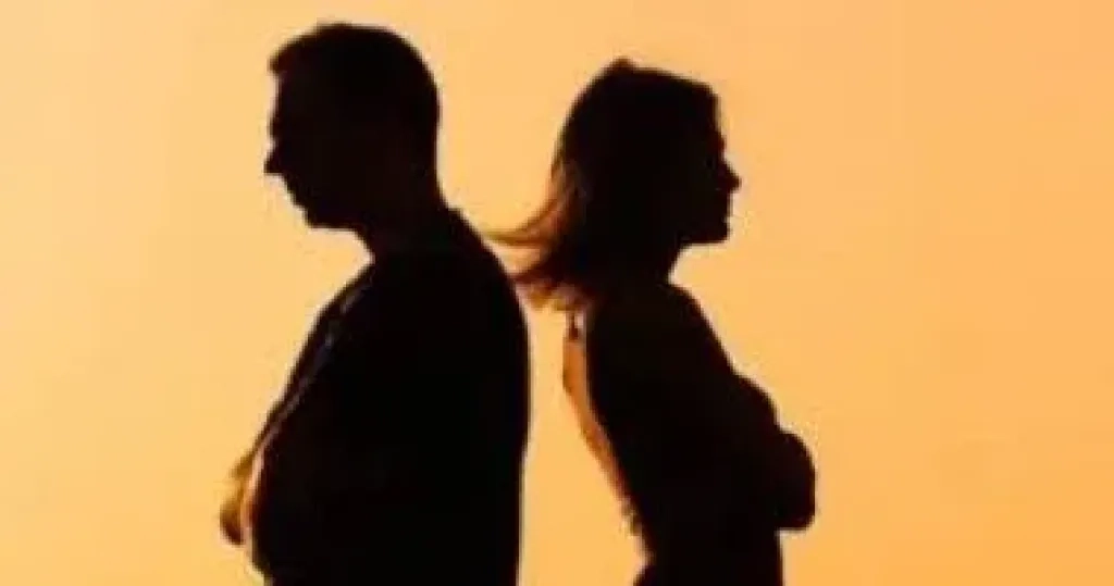 زوجة تلاحق زوجها بالطلاق بسبب إصرار والدته على الاستحواذ على راتبها
