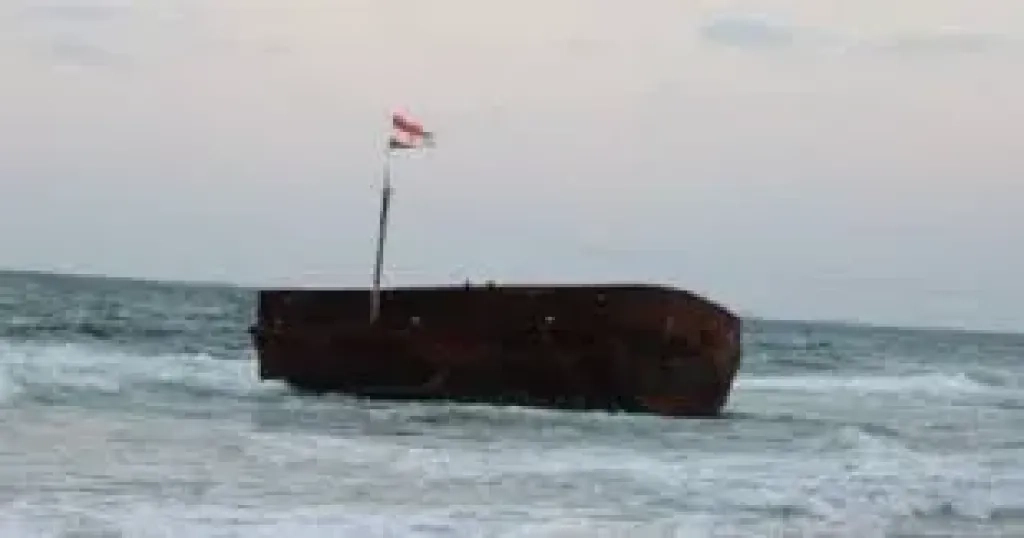 سفينة على الشاطئ.. مشهد غير مألوف يتحول لمعلم سياحى جذاب بالعريش