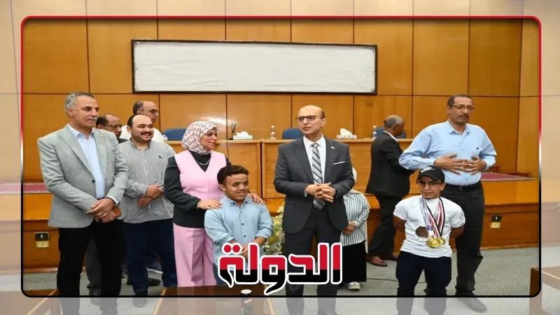 الدكتور المنشاوي يكرّم طلاب جامعة أسيوط من ذوي الهمم الفائزين في مسابقات