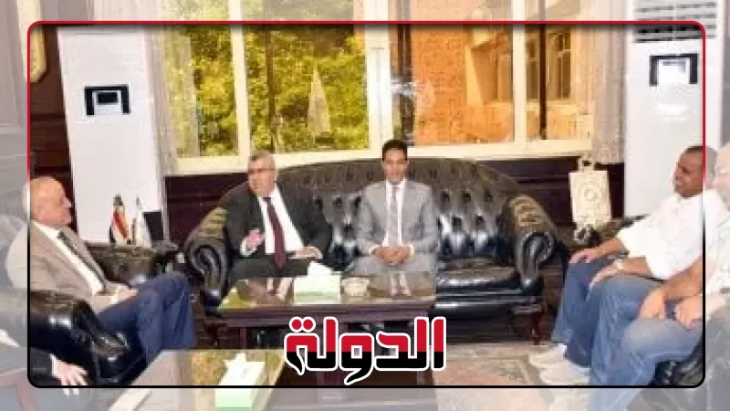 محافظ الأقصر يناقش خطط رفع كفاءة الوحدات الصحية والمشروعات الطبية