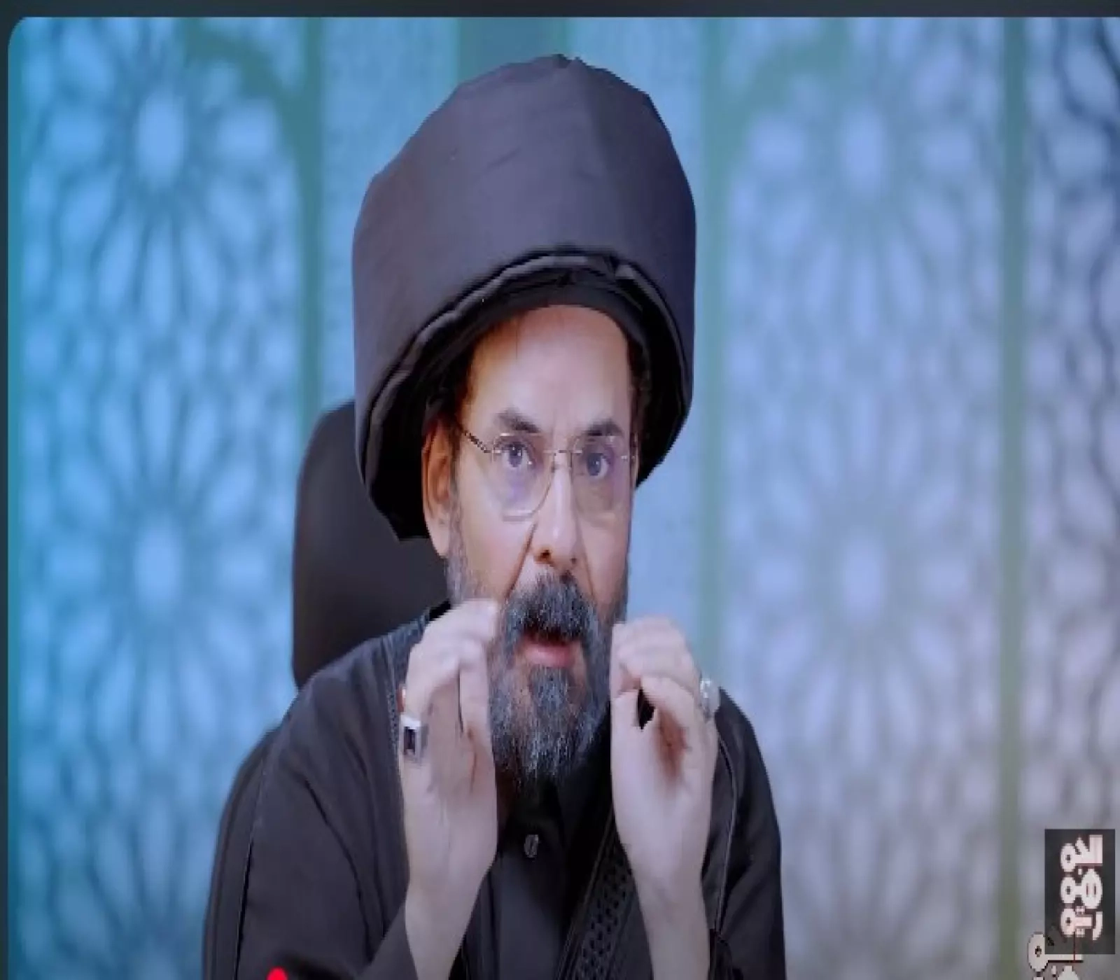 شاهد بالفيديو.. الفنان الأضرعي يواصل قصفاته اللاذعة "في منتصف الجبهة" بأسلوبه المتميز في الحلقة 2 من "كش ملك" !