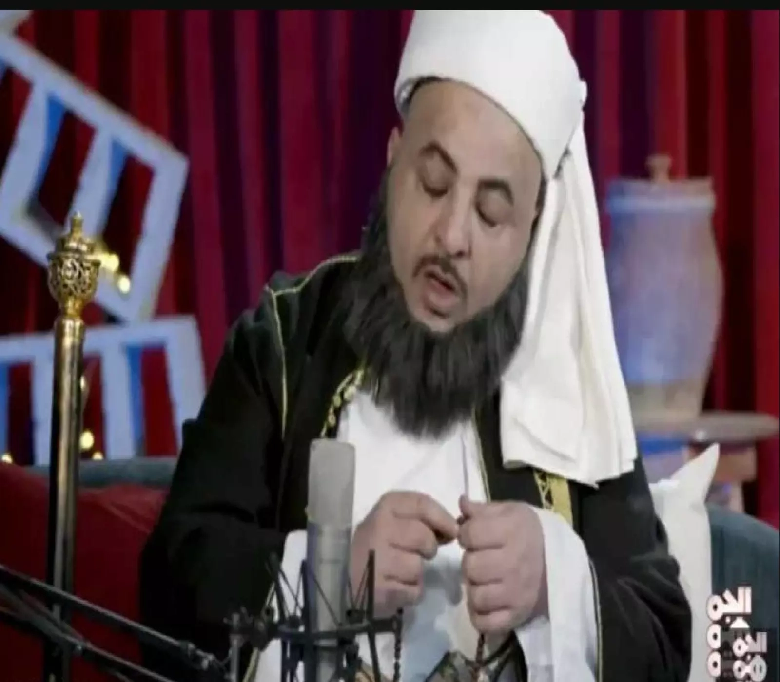 الفنان اليمني الساخر محمد الحاوري يدهش المشاهدين ويجسد شخصية الإمام يحيى حميد الدين في "هرجلة".. شاهد الفيديو