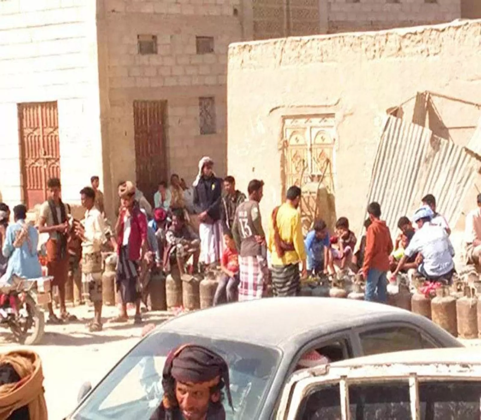 أزمة الغاز المنزلي تخنق أغنى المحافظات نفطاً في اليمن.. وشركة النفط تفرض جُرعة جديدة في الوقود بعدن.. الأسعار الجديدة