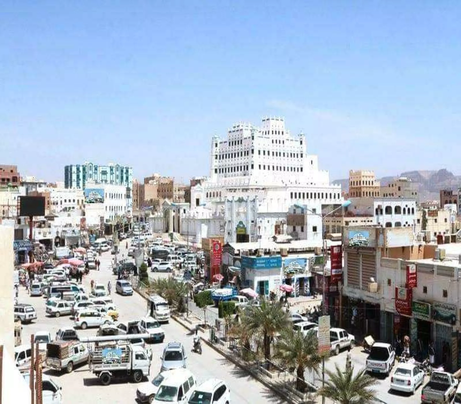 على بُعد خطوات من حقول وآبار نفط المسيلة.. أزمة بترول تخنق "الحضارم" بطوابير طويلة وسوق سوداء مزدهرة (سعر الدبة الجديد)