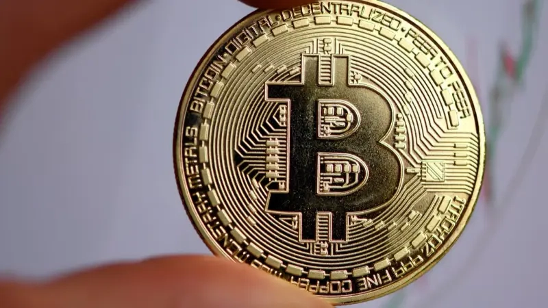 عملة بيتكوين ترتفع بأكثر من 1% وتتجاوز 103 آلاف دولار