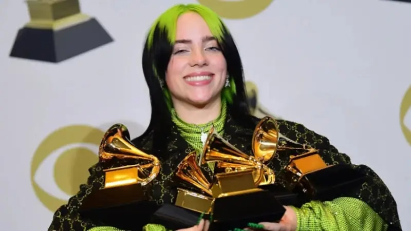 7 جوائز في ليلة واحدة.. بيلي إيليش تفوز بلقب "فنانة العام"