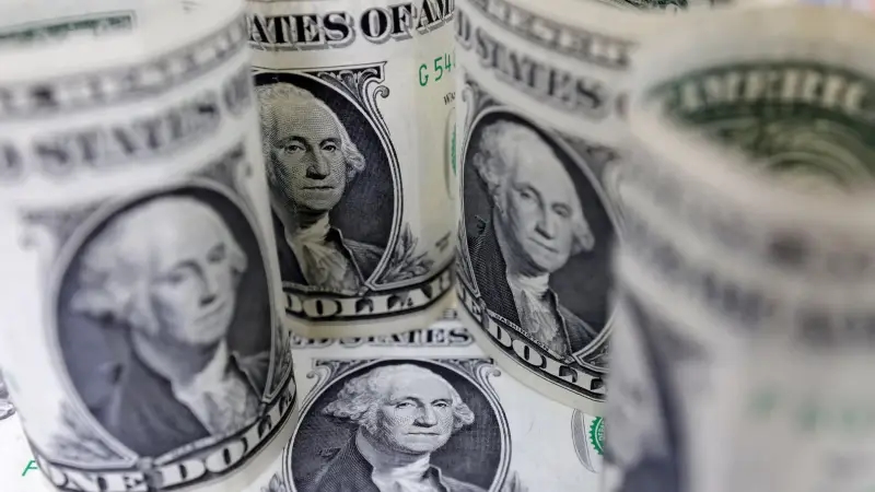 الدولار يتراجع مع تزايد التوقعات بخفض الفائدة