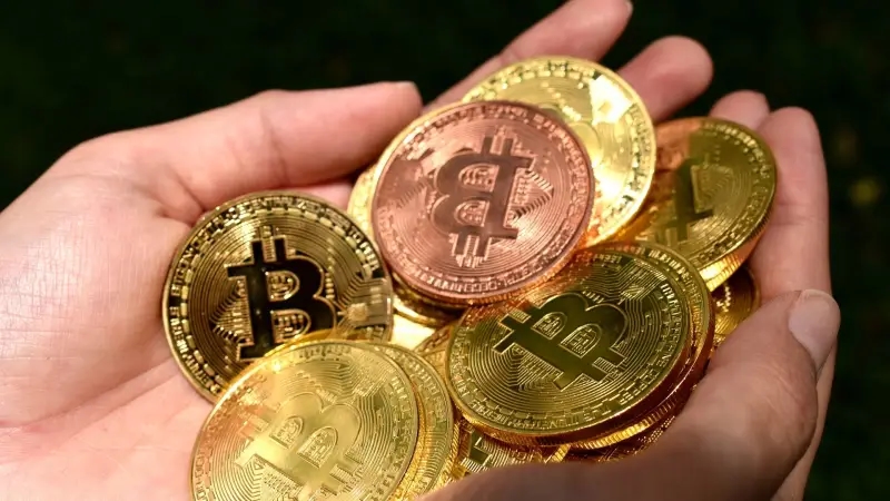 أسعار العملات المشفرة اليوم.. هذه العملة تتفوق على البيتكوين في المكاسب