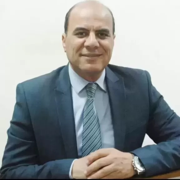ماهر مقلد يكتب: يحمل حقيبتين