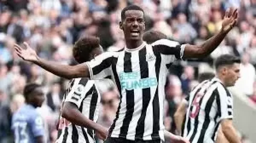 نيوكاسل يونايتد يتوج بكأس الرابطة الإنجليزية بفوزه على ليفربول 2-1