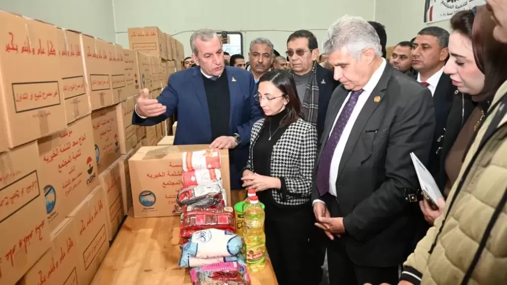 محافظ البحيرة تتفقد المساعدات المقدمة لدعم الأسر الأكثر احتياجًا بمركز أبو المطامير