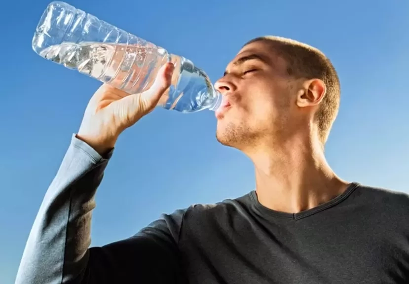 هل الإكثار من شرب الماء في السحور يمنع العطش أثناء الصيام؟ الصحة تجيب