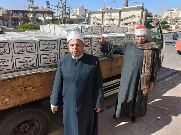 ٥٠٠ كرتونة من صندوق تحيا مصر هدية الأوقاف للعمال والمؤذنين بالبحر الأحمر